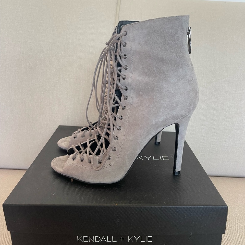 KENDALL + KYLIE Gray Ginny Lace-up Bootie size 7.5